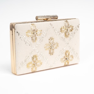 Pochette da sera in pelle scamosciata color avorio: fiore dorato, pietra di cristallo, borsa da sposa ricamata