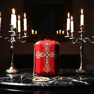 Borsa a tracolla in pelle scamosciata rossa: croce dorata ricamata, borsa natalizia fatta a mano