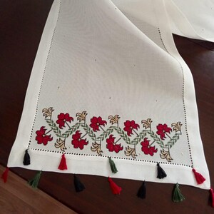 Camino de mesa de lino blanco con borlas coloridas bordadas a mano con flores rojas imagen 8