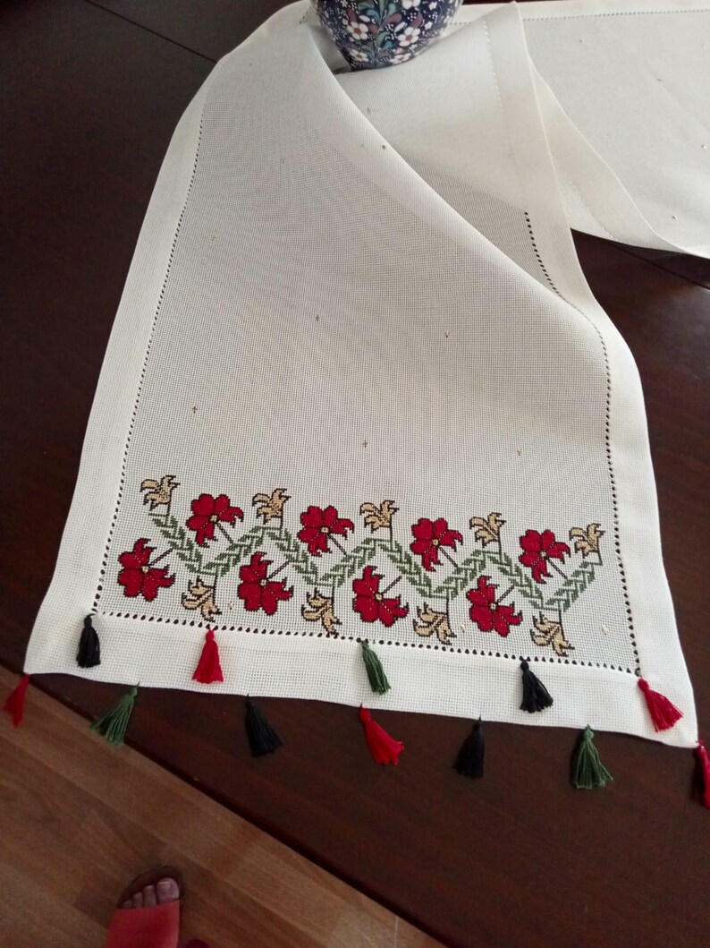 Camino de mesa de lino blanco con borlas coloridas bordadas a mano con flores rojas imagen 8