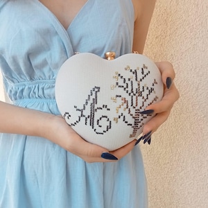 Borsa a cuore in pelle scamosciata bianca con ricamo lettera A, borsa a mano dorata con fibbia in cristallo