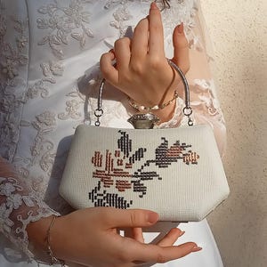 Pochette in pelle scamosciata bianca: ricamo a rosa, manico argentato, stile sposa vintage