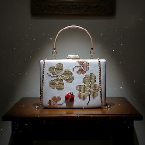 Lucky Clutch: borsa in filo metallico con quadrifoglio / borsa da sposa con spilla a coccinella / accessorio per abito da sera