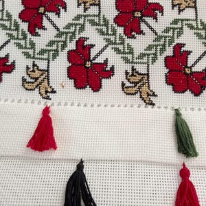 Camino de mesa de lino blanco con borlas coloridas bordadas a mano con flores rojas imagen 9
