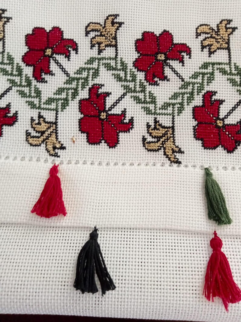 Camino de mesa de lino blanco con borlas coloridas bordadas a mano con flores rojas imagen 9