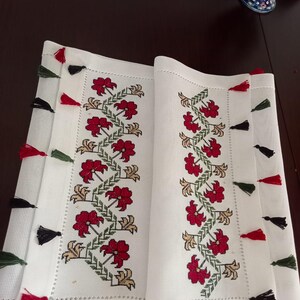 Camino de mesa de lino blanco con borlas coloridas bordadas a mano con flores rojas imagen 4