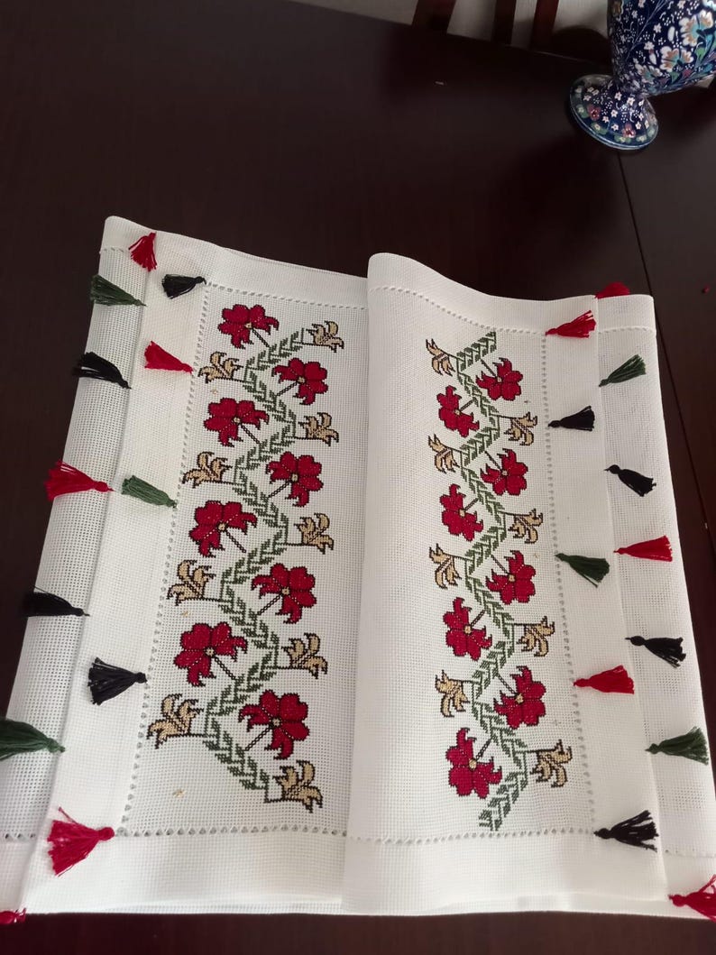 Camino de mesa de lino blanco con borlas coloridas bordadas a mano con flores rojas imagen 4