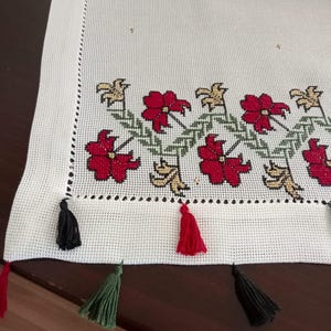 Camino de mesa de lino blanco con borlas coloridas bordadas a mano con flores rojas imagen 6