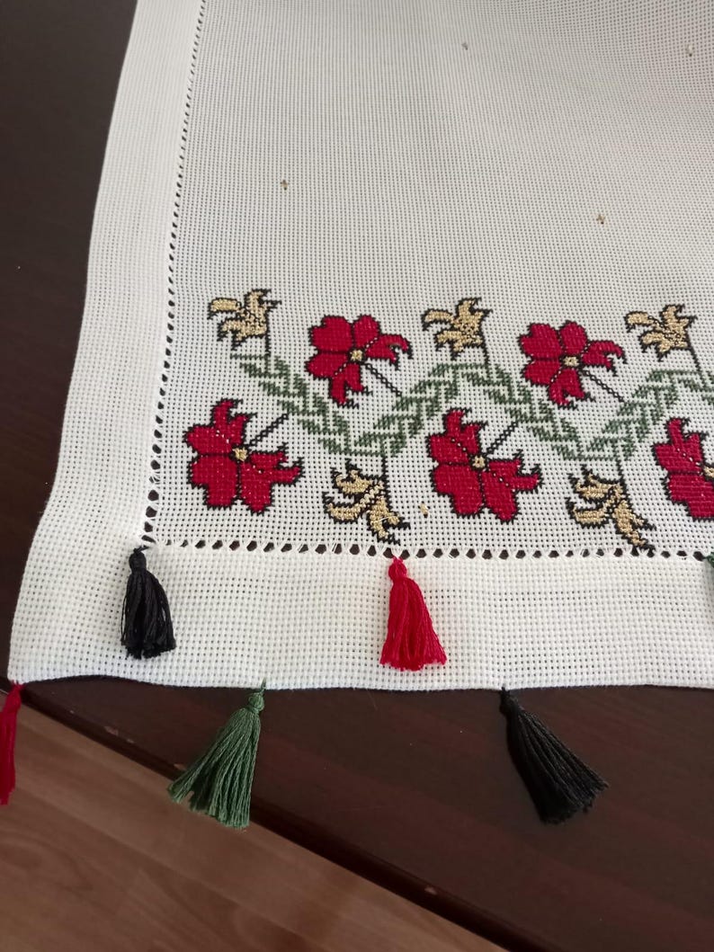 Camino de mesa de lino blanco con borlas coloridas bordadas a mano con flores rojas imagen 6