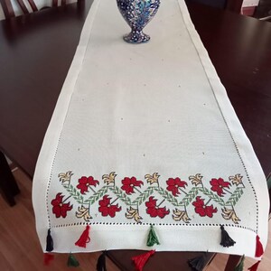 Camino de mesa de lino blanco con borlas coloridas bordadas a mano con flores rojas imagen 7