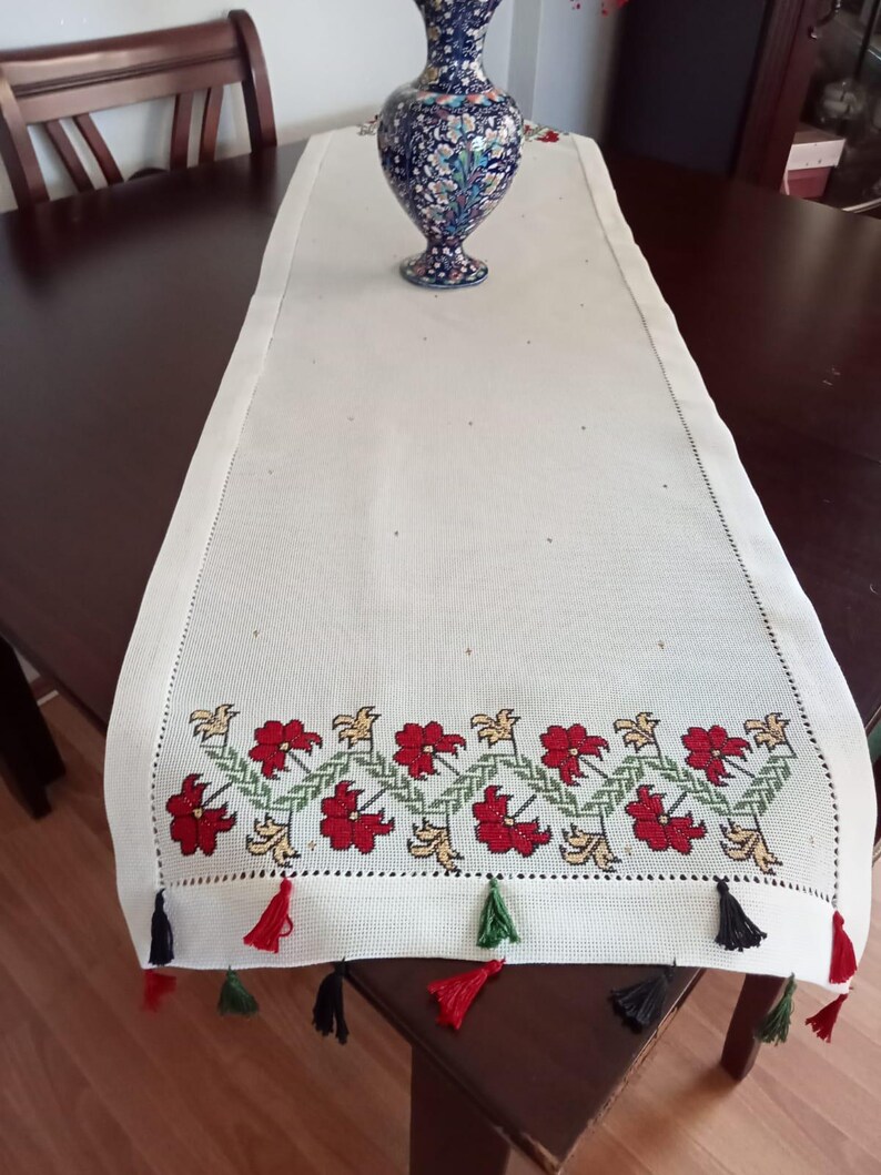 Camino de mesa de lino blanco con borlas coloridas bordadas a mano con flores rojas imagen 7