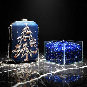 Borsa in pelle scamosciata color zaffiro: pochette realizzata a mano con ricamo a forma di albero di Natale in argento