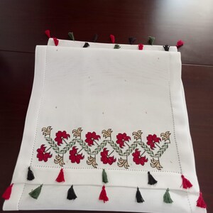 Camino de mesa de lino blanco con borlas coloridas bordadas a mano con flores rojas imagen 11