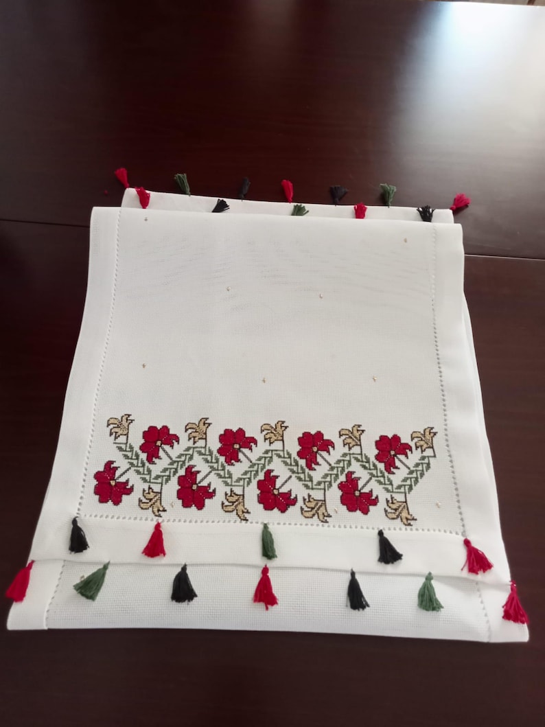 Camino de mesa de lino blanco con borlas coloridas bordadas a mano con flores rojas imagen 11