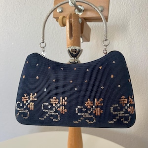 Pochette con manico in pelle scamosciata blu navy, ricamata con motivi floreali, borsa da sera con cornice argentata