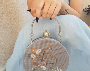 Bolso con mariposa bordada: Bolsos de fiesta de ante gris