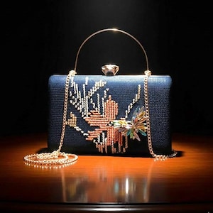 Borsa in pelle scamosciata di lusso personalizzata / Pochette da sposa invernale blu navy con spilla a forma di farfalla di pavone