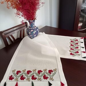 Camino de mesa de lino blanco con borlas coloridas bordadas a mano con flores rojas imagen 2