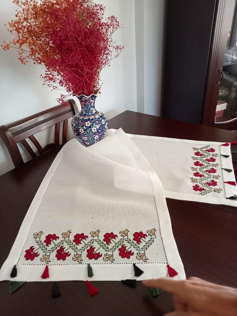 Camino de mesa de lino blanco con borlas coloridas bordadas a mano con flores rojas imagen 2