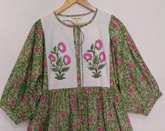 Vestido midi de algodón estampado a mano con diseño floral: un look bohemio para el verano.