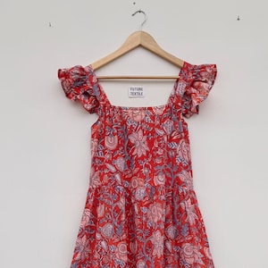 Maxikleid mit Handblock-Print: Ärmelloses Kleid mit Rüschen