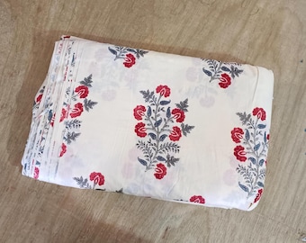 Katoenen stof met handblokprint: bloemen naaimateriaal op maat gesneden