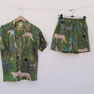 Pijama corto de algodón con estampado de jungla: hecho a mano en la India.