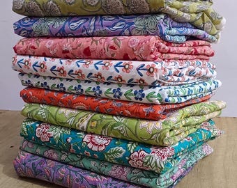 Katoenen stof met handblokprint: bloemen naaimateriaal op maat gesneden