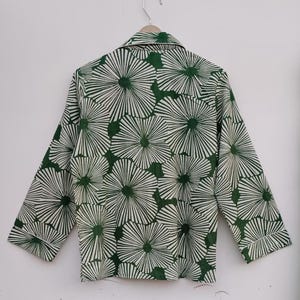 K&ouml;nnte beinhalten: Ein lang&auml;rmliges Hemd in Gr&uuml;n und Wei&szlig; mit einem floralen Muster. Das Hemd hat einen Knopfkrag und eine lockere Passform.