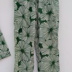 K&ouml;nnte beinhalten: Gr&uuml;n-wei&szlig;e gemusterte Hose mit Blumenmuster. Die Hose hat einen Kordelzugbund und eine lockere Passform.