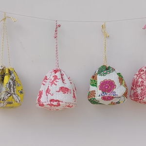 Lot de 100 pochettes indiennes faites à la main pour femmes, potli, pochette, sac à cordon, cadeau de retour pour les invités, livraison gratuite