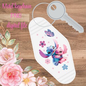 Könnte beinhalten: Weißer Motel-Schlüsselanhänger mit einem Cartoon-Bild von zwei sich umarmenden Figuren, umgeben von rosa Blumen und Sternen. Der Schlüsselanhänger hat einen silbernen Schlüsselring und ein schlüsselförmiges Design. Der Text auf dem Bild lautet "Motel keychain PNG digital file."