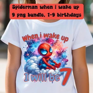 Könnte beinhalten: Ein weißes T-Shirt mit einer bunten Grafik von Spiderman, der auf einer Wolke vor einem Galaxie-Hintergrund sitzt. Der Text "When I wake up I will be 7" ist auf das Shirt gedruckt.