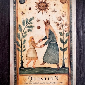 Può includere: Illustrazione di una carta dei tarocchi in stile vintage. Raffigura una figura incoronata in una veste che guida un bambino. La carta presenta un sole, pianeti e la parola "QUESTION". Il testo recita "Ask like a child. Understand like an elder."