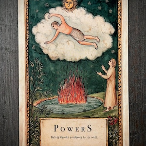Può includere: Una carta dei tarocchi rettangolare con l'illustrazione di una figura che fluttua sopra un fuoco in uno specchio d'acqua, con un sole sopra una nuvola. Il testo "POWERS" e "Belief bends evidence to its will." è stampato in basso.