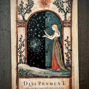 Può includere: Una carta rettangolare con l'illustrazione di una persona in abito lungo davanti a una porta ad arco scura piena di stelle. Sopra l'arco c'è un simbolo solare e sotto il testo: DISCERNMENT, when you know yourself, confusion fades.