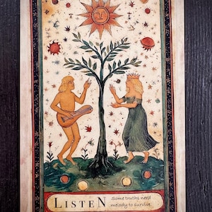 以下が含まれることがあります： 笑顔の太陽の下の木を描いた、ヴィンテージスタイルのタロットカードイラスト。男性がリュートを演奏し、王冠をかぶった女性が鳥に手を伸ばしています。カードには「聞く」と書かれており、「真実はメロディーで生き残る必要がある」と書かれています。