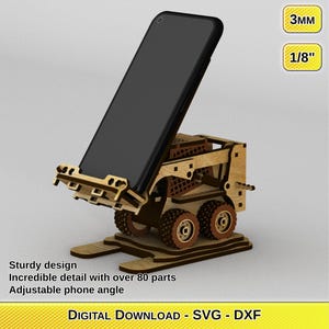 Könnte beinhalten: Ein Handyhalter aus Holz in Form eines Kompaktladers, der ein schwarzes Smartphone hält. Der Ständer besteht aus hellbraunem Holz mit aufwendigen Details. Der Text auf dem Bild lautet "Sturdy design", "Incredible detail with over 80 parts", und "Adjustable phone angle".