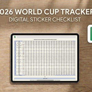 Op de afbeelding: Een digitale stickerchecklist voor het Wereldkampioenschap 2026, weergegeven op een tablet. Het scherm toont een spreadsheet met gegevens. De tekst "2026 WORLD CUP TRACKER DIGITAL STICKER CHECKLIST" staat bovenaan. Een groen pictogram met een raster staat rechtsboven.