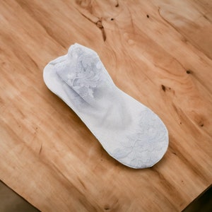 Chaussettes invisibles en dentelle pour dames, fines, chaussettes bateau en dentelle, chaussettes creuses antidérapantes transparentes peu profondes pour femmes Gris