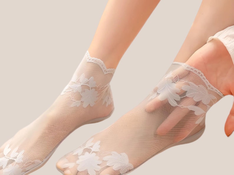 Chaussettes invisibles en dentelle pour dames, fines, chaussettes bateau en dentelle, chaussettes creuses antidérapantes transparentes peu profondes pour femmes image 1