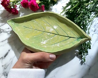 Elegant Leaf Pattern Plate - Handcrafted Ceramic Dishware"