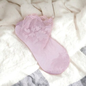 Chaussettes invisibles en dentelle pour dames, fines, chaussettes bateau en dentelle, chaussettes creuses antidérapantes transparentes peu profondes pour femmes 5 Pink Pairs