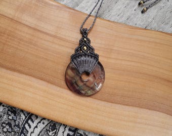 Colar com pingente de fluorita em formato de rosca, joia de macramê com pedras preciosas em estilo boho hippie.