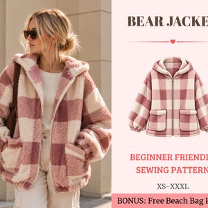 Puede incluir: Una chaqueta con cremallera a cuadros rosas y crema con capucha y dos bolsillos delanteros. El texto en la imagen dice: BEAR JACKET, BEGINNER FRIENDLY SEWING PATTERN, XS-XXXL, BONUS: Free Beach Bag Pattern. La chaqueta tiene un aspecto de forro polar suave.