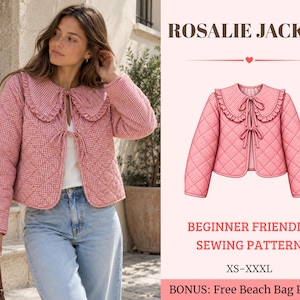 Puede incluir: Una chaqueta acolchada de cuadros vichy rosas y blancos con un cuello grande de volantes y dos lazos frontales. El texto ROSALIE JACKET, BEGINNER FRIENDLY SEWING PATTERN, XS-XXXL y BONUS: Free Beach Bag Pattern aparece a la derecha.
