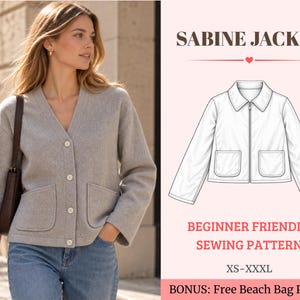 Puede incluir: Una chaqueta gris claro con botones, mangas largas y dos bolsillos delanteros. La imagen incluye un dibujo técnico etiquetado como SABINE JACKET, un patrón de costura para principiantes en tallas XS-XXXL y un patrón de bolso de playa gratuito.