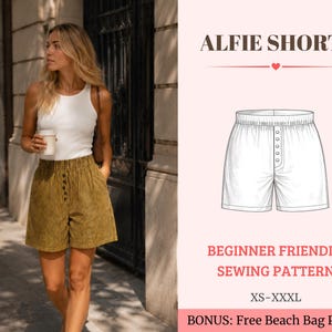 Puede incluir: Patrón de costura Alfie Shorts con un dibujo técnico de pantalones cortos de cintura elástica con tapeta de botones frontal. El texto dice Alfie Shorts, Beginner Friendly Sewing Pattern, XS-XXXL, y Bonus: Free Beach Bag Pattern.