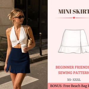 Puede incluir: Una minifalda azul marino con dobladillo con volantes y abertura lateral. La imagen incluye un dibujo técnico de la falda, el texto MINI SKIRT, BEGINNER FRIENDLY SEWING PATTERN, XS-XXXL y BONUS: Free Beach Bag Pattern sobre fondo rosa claro.