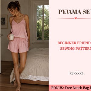 Puede incluir: Un patrón de costura para un conjunto de pijama rosa que incluye una camiseta de tirantes finos y pantalones cortos a juego. El texto dice: PYJAMA SET, BEGINNER FRIENDLY SEWING PATTERN, XS-XXXL, BONUS: Free Beach Bag Pattern. Tallas de XS a XXXL.